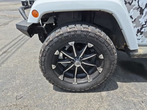 Used 2012 Jeep Wrangler Unlimited Sahara w/ Connectivity Group AWD/4WD image 11