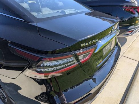 Used 2022 Nissan Maxima SV w/ Floor Mat Group FWD image 9