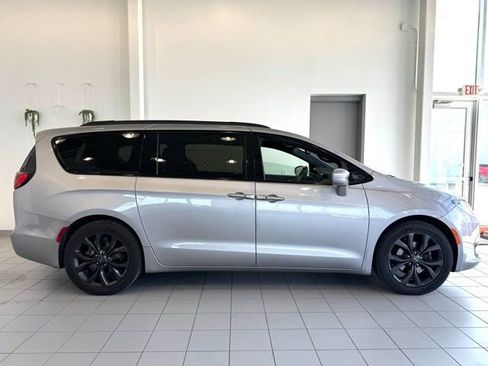 Used 2020 Chrysler Pacifica Touring w/ S Appearance Package FWD image 31