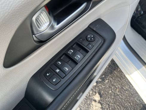 Used 2024 Chrysler Pacifica Touring-L image 17