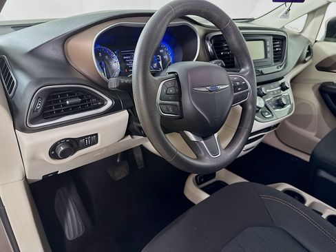 Used 2017 Chrysler Pacifica LX w/ Tire & Wheel Group FWD image 9