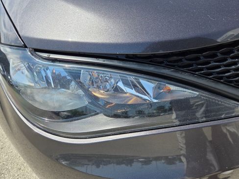 Used 2022 Chrysler Voyager LX FWD image 6