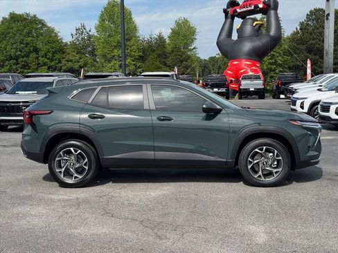 New 2026 Chevrolet Trax LT FWD image 2