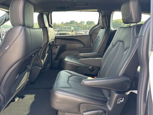 New 2026 Chrysler Pacifica Select image 31
