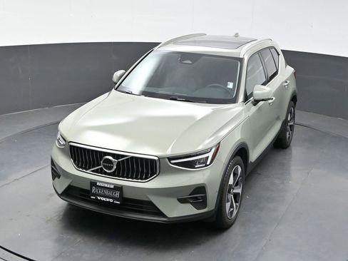 Used 2025 Volvo XC40 B5 Plus image 26