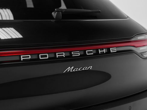 Certified 2021 Porsche Macan AWD/4WD image 17