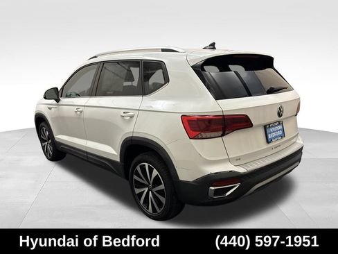 Used 2022 Volkswagen Taos SE w/ Panoramic Sunroof Package FWD image 8