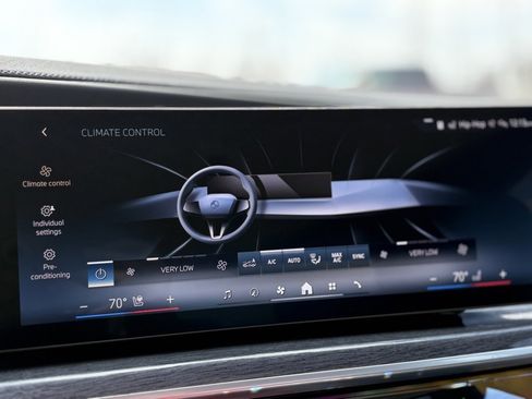 Used 2025 BMW 760i xDrive image 10