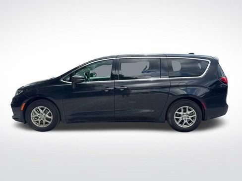 Used 2024 Chrysler Pacifica Touring-L FWD image 2