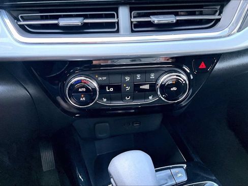 Used 2025 Chevrolet Trax LT w/ LT Convenience Package FWD image 15