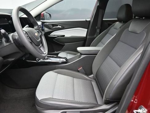 Used 2025 Chevrolet Trax LT FWD image 12