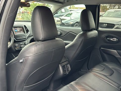 Used 2019 Jeep Cherokee Latitude w/ Popular Appearance Group image 17