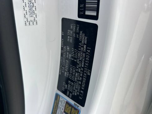 Used 2026 Kia Carnival FWD image 10