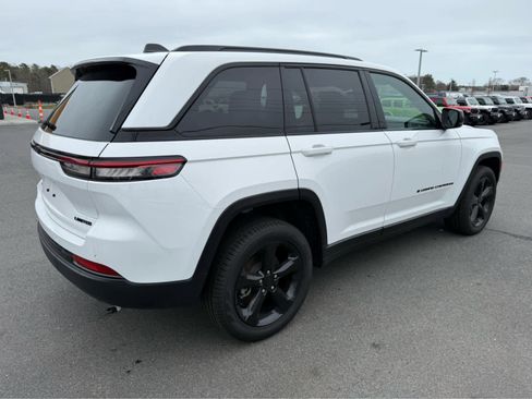 Used 2025 Jeep Grand Cherokee Limited w/ Black Appearance Package AWD/4WD image 10