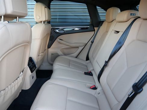 Used 2025 Porsche Macan image 6