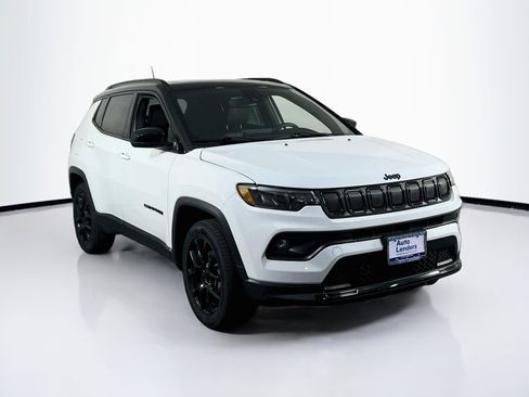 Used 2022 Jeep Compass Latitude w/ Sun and Sound Group AWD/4WD image 3