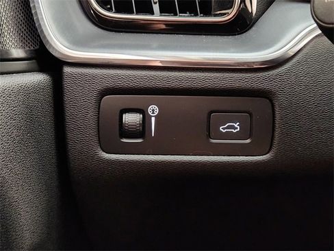 Used 2020 Volvo XC60 T5 Momentum w/ Protection Package Premier image 22