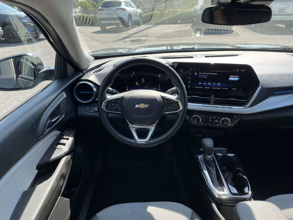 Used 2025 Chevrolet Trax LT w/ LT Convenience Package FWD image 14