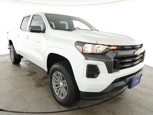 Used 2026 Chevrolet Colorado LT RWD image 3