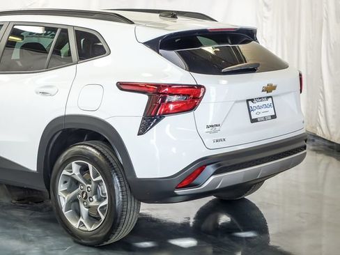 Used 2025 Chevrolet Trax LT w/ LT Convenience Package FWD image 10