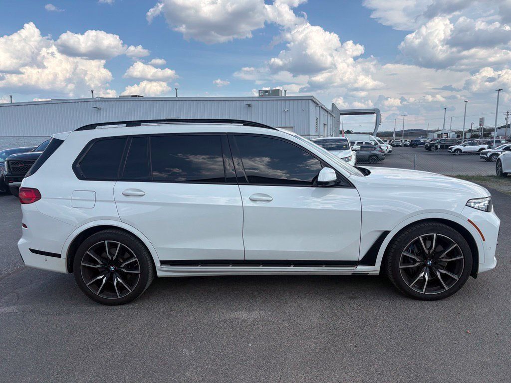 Used 2022 BMW X7 xDrive40i w/ M Sport Package AWD/4WD image 4
