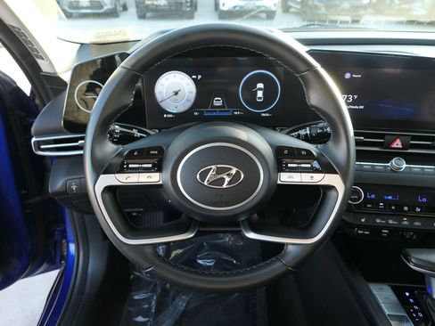Used 2022 Hyundai Elantra Limited w/ Preferred Accessory Package image 17