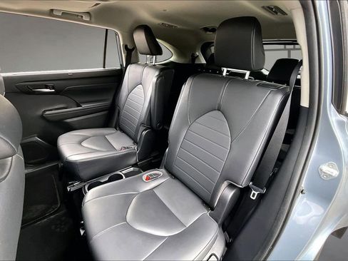 Used 2020 Toyota Highlander XLE image 22