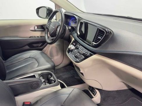 Used 2022 Chrysler Pacifica Touring-L FWD image 14