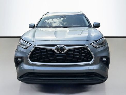Used 2022 Toyota Highlander XLE FWD image 2