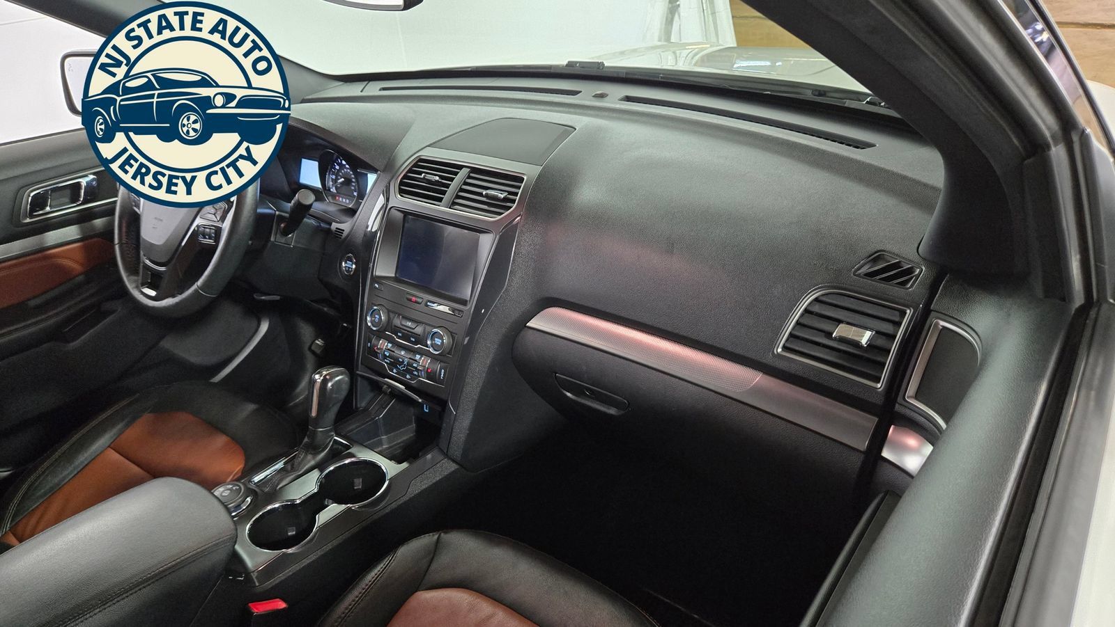 Used 2019 Ford Explorer XLT w/ Equipment Group 202A AWD/4WD image 44