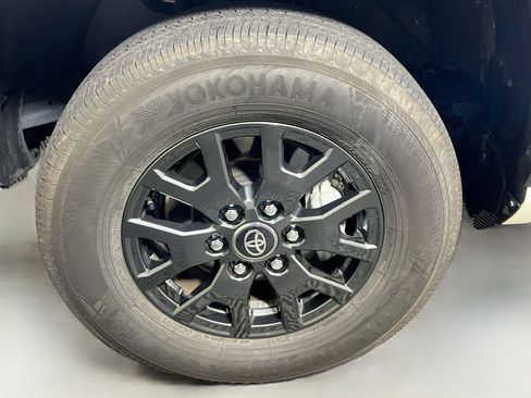 Used 2025 Toyota 4Runner SR5 AWD/4WD image 13