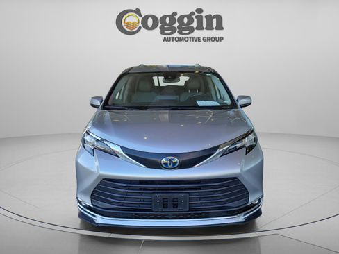 Used 2023 Toyota Sienna XLE image 5