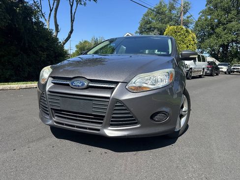 Used 2013 Ford Focus SE w/ SE Winter Pkg FWD image 2
