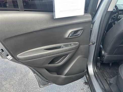 Used 2020 Chevrolet Trax LT w/ LT Convenience Package image 29