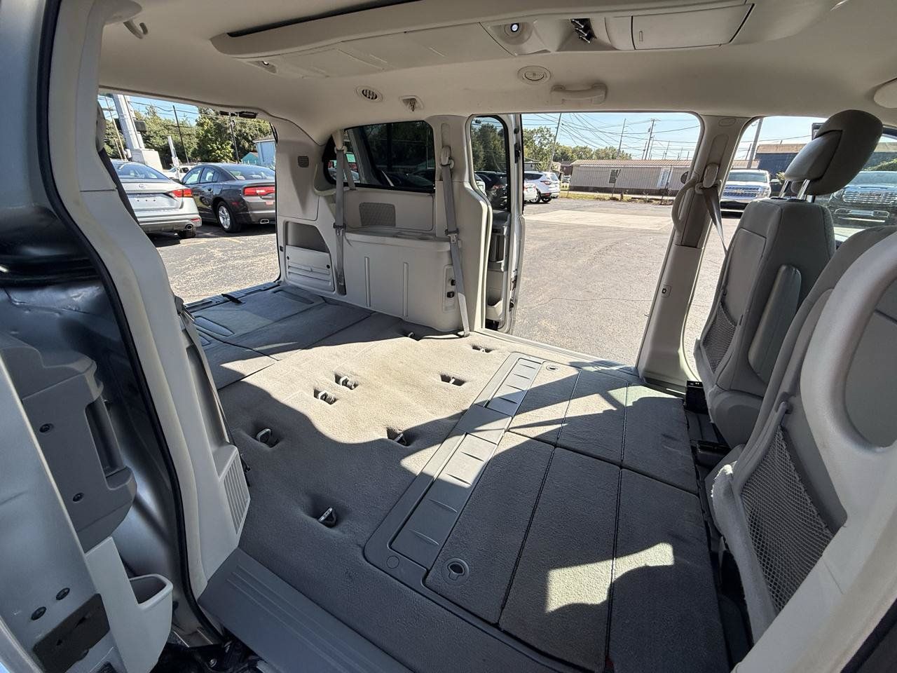 Used 2010 Chrysler Town & Country Touring FWD image 15
