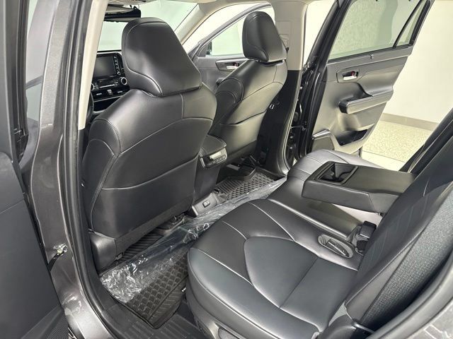 Used 2022 Toyota Highlander XLE AWD/4WD image 25