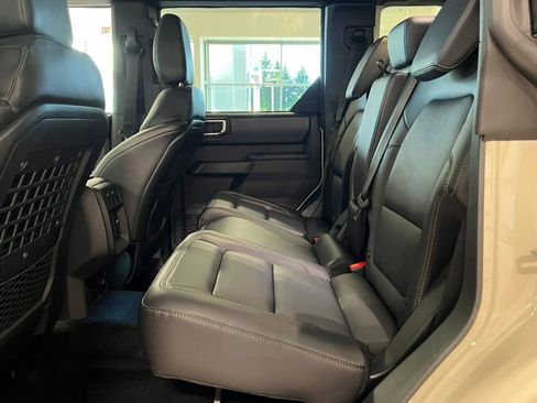 Used 2025 Ford Bronco Badlands image 5