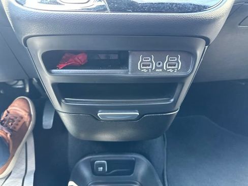 Certified 2025 Chrysler Pacifica Select FWD image 19