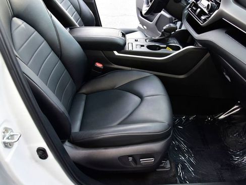 Certified 2022 Toyota Highlander XLE image 14