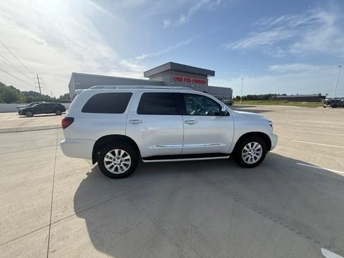 Used 2022 Toyota Sequoia Platinum AWD/4WD image 4