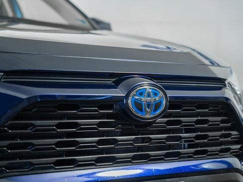 Used 2022 Toyota RAV4 XLE Premium image 13