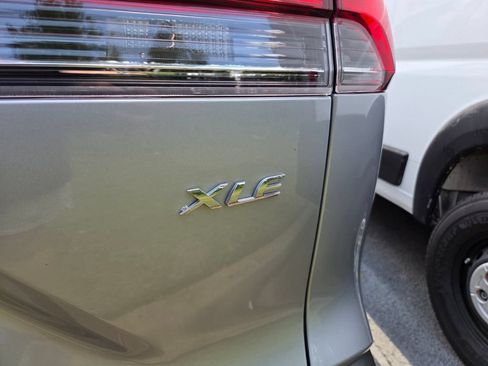 Used 2023 Toyota Corolla Cross XLE FWD image 9