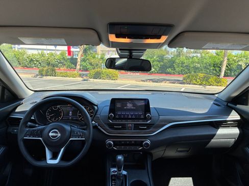 Used 2025 Nissan Altima 2.5 SV image 32