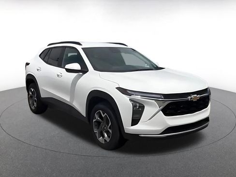 Used 2025 Chevrolet Trax LT FWD image 2