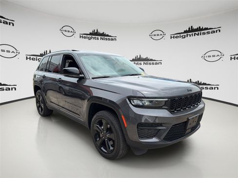 Used 2023 Jeep Grand Cherokee Altitude AWD/4WD image 6