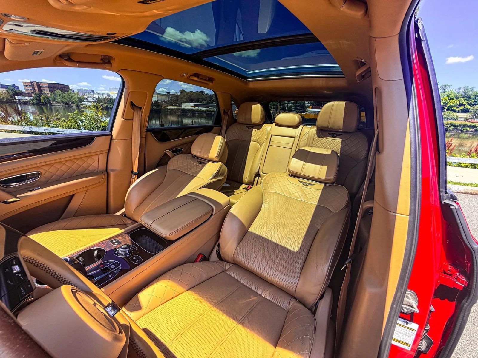 Used 2017 Bentley Bentayga AWD/4WD image 3