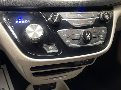 Used 2020 Chrysler Pacifica Touring-L FWD image 11