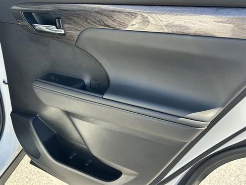 Used 2023 Toyota Highlander Platinum image 22