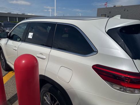 Used 2019 Toyota Highlander AWD V6 image 17