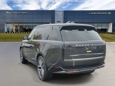 Used 2024 Land Rover Range Rover SE image 2